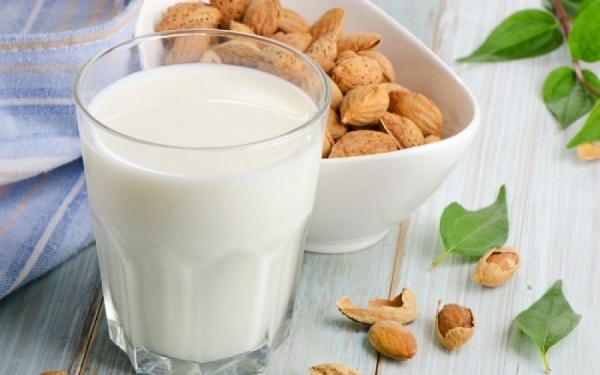 Γάλα αμυγδάλου:  Τι μας προσφέρει και γιατί  να το προτιμήσουμε;